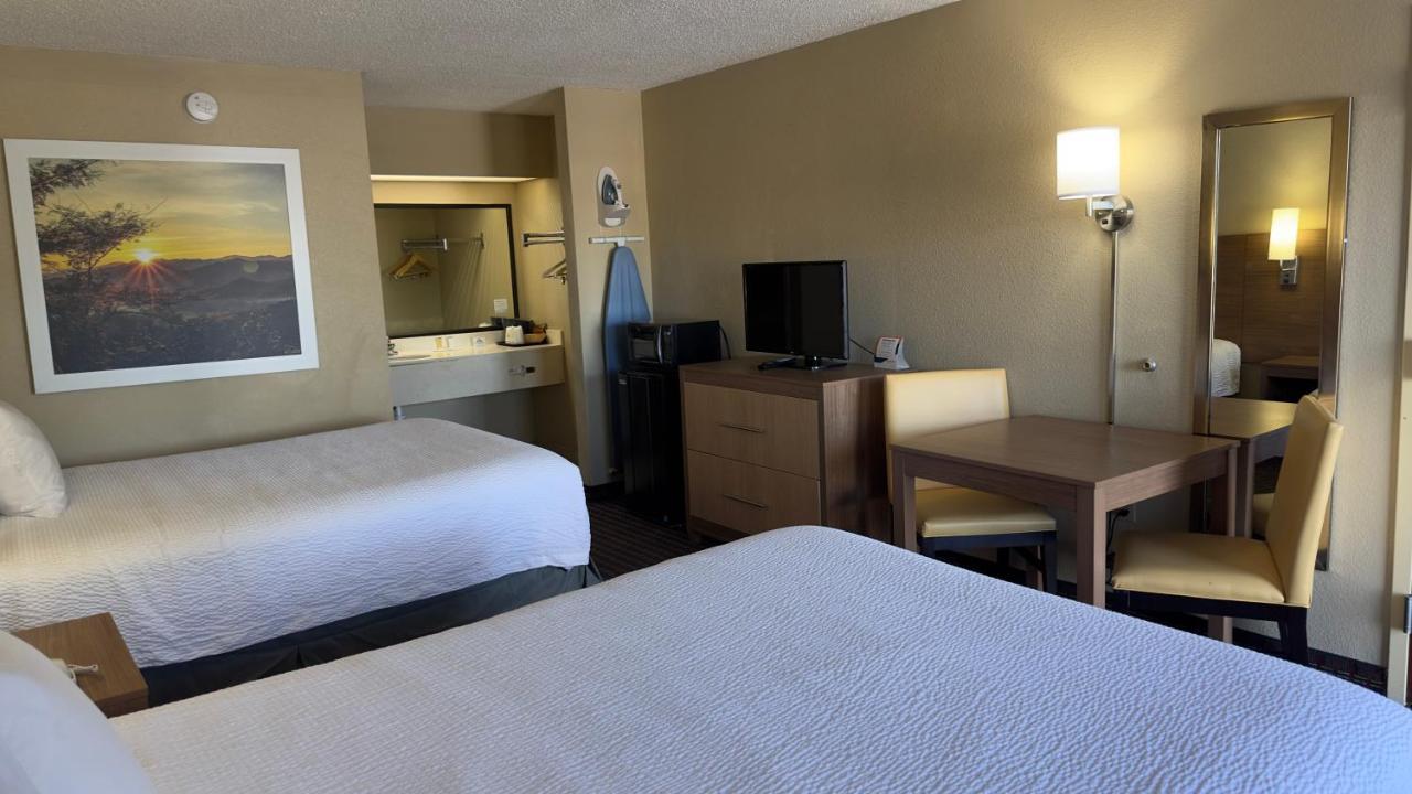Days By Wyndham Lexington-columbia Hotel 2*
